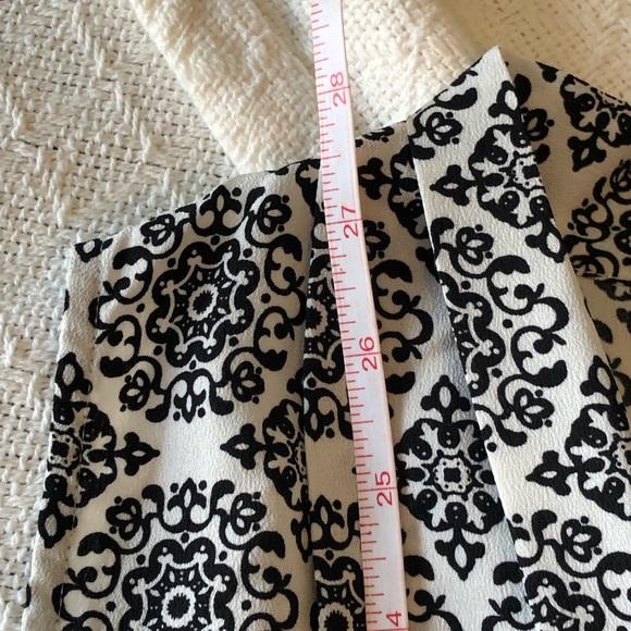 White & Black Scroll Print Long Length Sleeveless Blouse - Picture 7 of 7